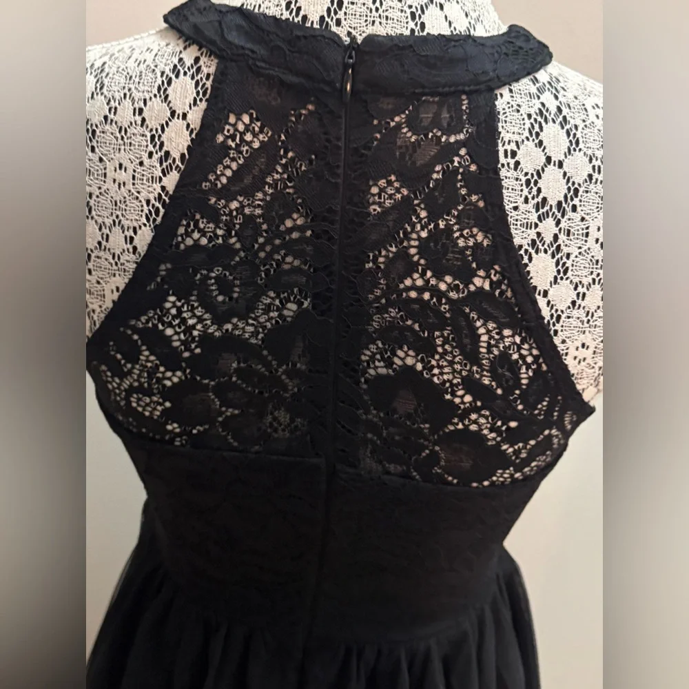 Elegant Lace Halter Dress - in black, white or peach NWT - Picture 12 of 16